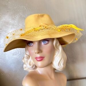 ENCHANTING 1940's YELLOW FELT FEDORA WITH  DOTTED VEIL & VELOUR BAND/BOW
